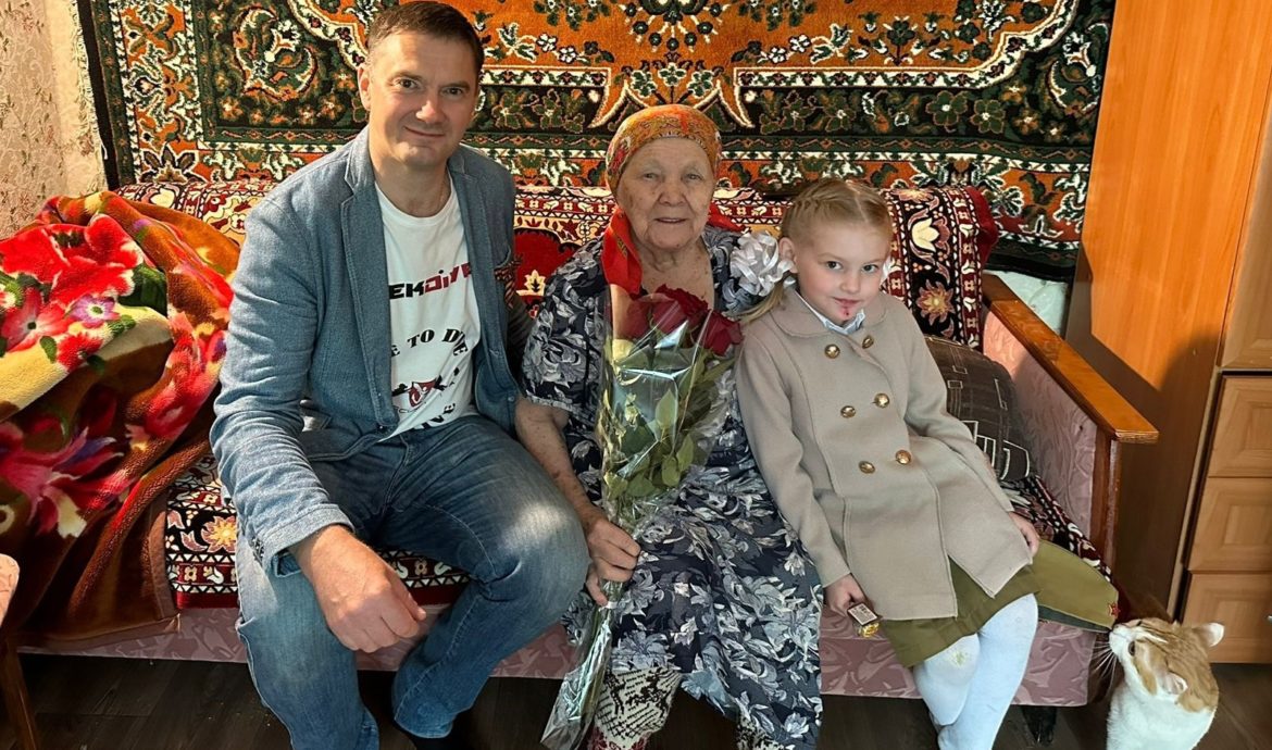 Продуктовые наборы, цветы и стихи: активисты Партии Роста и их дети чествуют ветеранов ВОВ