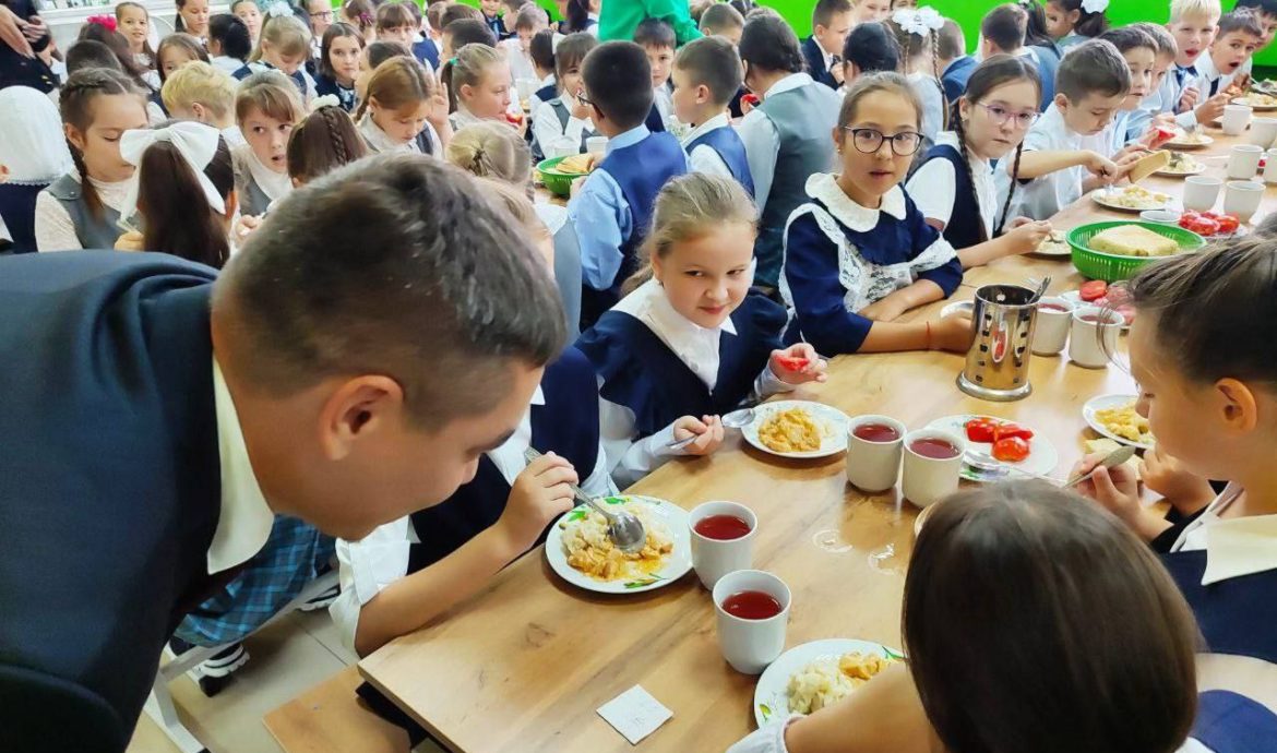 Депутат от Партии Роста Марсель Тухватуллин проверил качество питания в школах